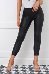 Vancouver schwarze Biker Leggins veganes Leder LC76603-2. Leggings bequem und stylisch bei Organza Lingerie online kaufen. Leggings Vorderseite mit Sandalen Blockabsatz.