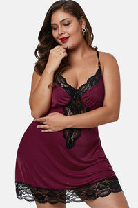 Negligé Plussize Verona Plus Size in bordeaux rot LC31145-103 - Organza Lingerie - Model 1 Pose nachdenklich weisser Hintergrund