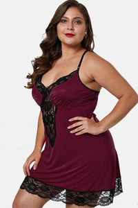 Negligé Plussize Verona Plus Size in bordeaux rot LC31145-103 - Organza Lingerie - Model 1 Pose leicht seitlich weisser Hintergrund