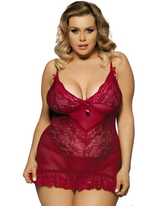 Leandra bordeaux Negligé Set von Organza Lingerie - blondes curvy Model weisser Hintergrund frontal.