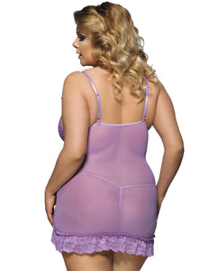 Leandra flieder Negligé Set von Organza Lingerie - blondes Curvy Model mit weissem Hintergrund Rückseite.