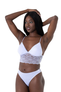 Adana Brazil in baby blau vorn glatt ohne Bündchen hinten Spitze. Organza Lingerie schöne Unterteile kaufen. Model frontal Oberkörper Armpose.