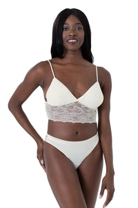 Adana Brazil ivory weiss vorn glatt und glänzend hinten Spitze. Brazilslips und mehr tolle Unterteile von Organza Lingerie. Model Set mit Bralette ivory.