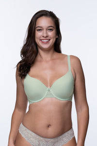 BH Classic Curve in Mintgrün bis G-Cups für große Cups mit hervorragender Passform - Model frontal stehend lacht - Organza Lingerie BHs Plus Size