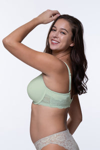 BH Classic Curve in Mintgrün bis G-Cups für große Cups mit hervorragender Passform - Model seitliche Pose Arm - Organza Lingerie BHs Plus Size