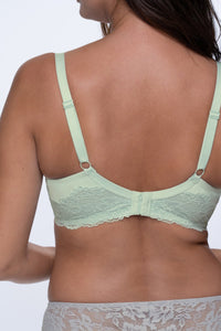 BH Classic Curve in Mintgrün bis G-Cups für große Cups mit hervorragender Passform - Model Rücken Oberkörper Zoom - Organza Lingerie BHs Plus Size