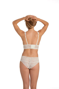 Bralette Jenny in ivory weiss. Bralette mit schöner Spitze. Weiche Cups. Die schönsten Dessous findest Du bei Organza Lingerie. Modell Rückseite mit viel weissem Hintergrund.