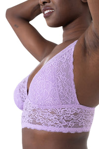 Bralette Jenny in light lilac einem zarten Fliederton aus Spitze. Diesen und andere wunderschöne Bralettes auch in großen Größen findest Du bei Organza Lingerie online! Model Zoom seitlich.