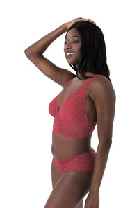 Brazilslip Jenny aus Spitze in korallenrot. Sitzt fabelhaft dank weicher elastischer Spitze ohne Gummibund. Bequeme Unterwäsche von Organza Lingerie. Jenny Brazil Model Seitlich mit Armpose. 