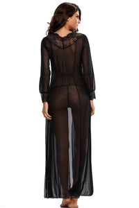 Lange transparente Robe Elody in schwarz LC31037-2 - Außergewöhnliche Dessous bei Organza Lingerie kaufen - Model stehend Rückseite weisser Hintergrund.