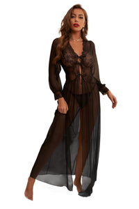 Lange transparente Robe Elody in schwarz LC31037-2 - Außergewöhnliche Dessous bei Organza Lingerie kaufen - Model 2 steht bewegt weisser Hintergrund.