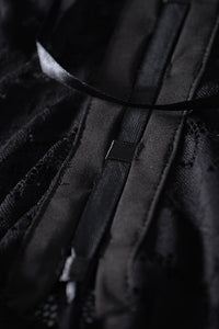 Spitzenbody Ella in schwarz LC32512 Detailansicht Schnüroptik vorne - Organza Lingerie 