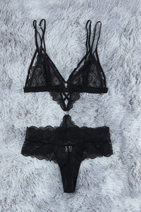 Body mit Harnessdetails Laury in schwarz LC34364 - Nur Body frontal auf flauschigem Hintergrund- Organza Lingerie