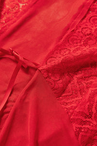 Louanne Morgenmantel in rot mit Trompetenärmeln und schöner Spitze. Louanne Morgenmantel Detailansicht Verschluss Frontal mit Satinbändern zum Öffnen.
