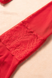 Louanne Morgenmantel in rot mit Trompetenärmeln und schöner Spitze. Louanne Morgenmantel Detailansicht Ärmel, Spitze.