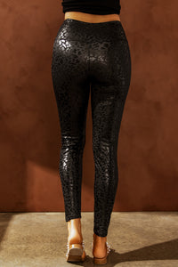 Lilo Leoleggings mit glänzendem Leoprint auf mattem Stoff. Coole Leggings bei Organza Lingerie online kaufen. Model Rückseite halb.