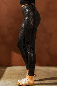 Lilo Leoleggings mit glänzendem Leoprint auf mattem Stoff. Coole Leggings bei Organza Lingerie online kaufen. Model seitlich halb.