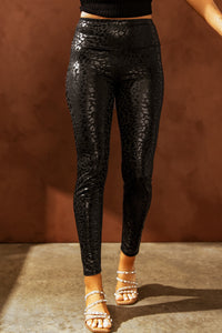 Lilo Leoleggings mit glänzendem Leoprint auf mattem Stoff. Coole Leggings bei Organza Lingerie online kaufen. Model frontal laufend halb.